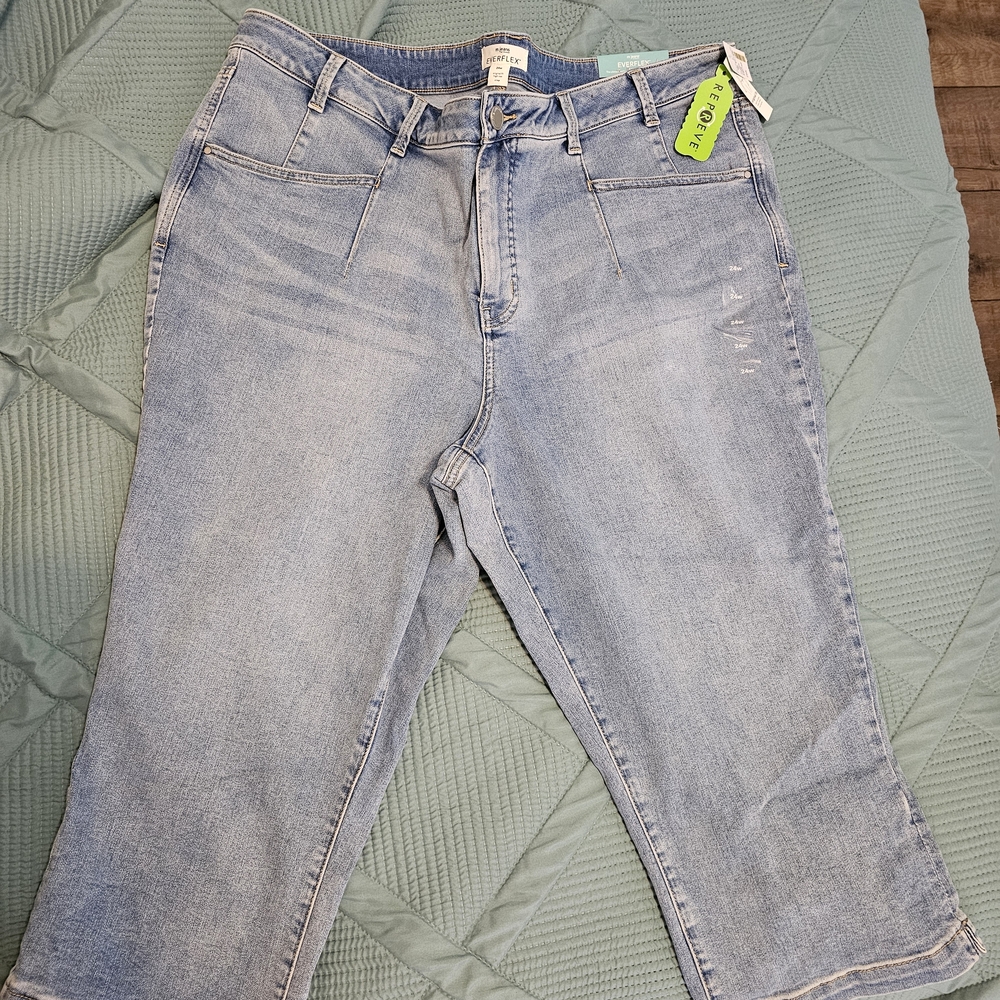 24 W Plus Size Soft Blue Cropped Jeans